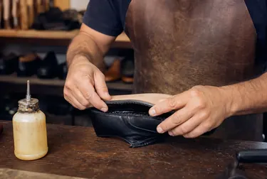 Profissional colando sola de sapato em Embu das Artes.